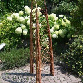 Artystka tworząca prace z wikliny podczas pleneru w Arboretum Bolestraszyce