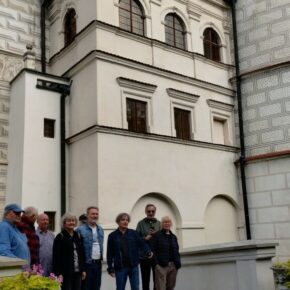 Galeria przedstawia zdjęcia ze szkolenia w Krasiczynie i Sanoku uczestników projektu wystawienniczego "Ogród – wyjątkowe miejsce" z Rumunii oraz uczestników rezydenci artystycznej "Nature de la Nature" z Francji