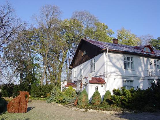 Tylne wejście do budynku głównego Arboretum.
